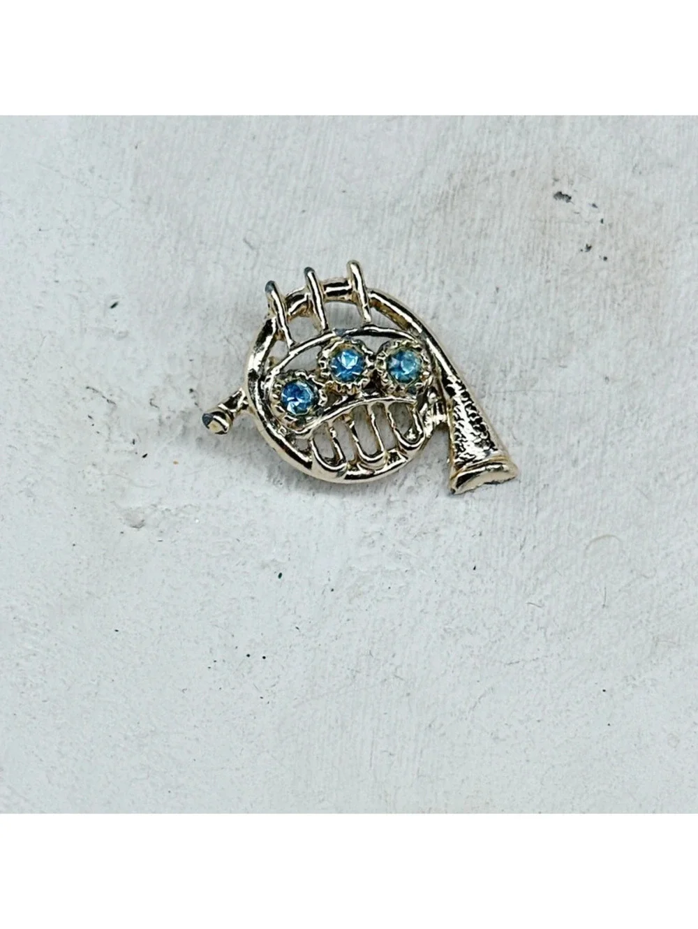 375u. Vintage Musical Instrument Brooch